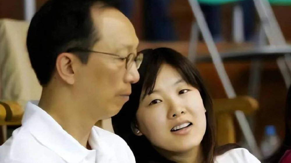 伏明霞：22岁嫁48岁富豪，如今丈夫年过七十，她真的快乐吗？