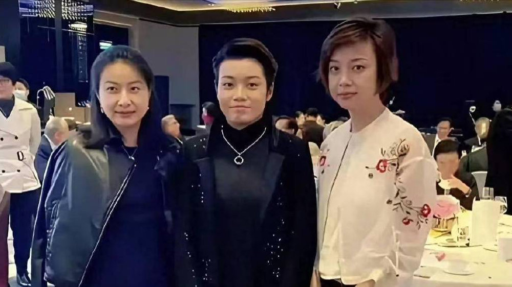 一查吓一跳！能让郭晶晶、张怡宁合照当绿叶的，原来是位“隐世高手”