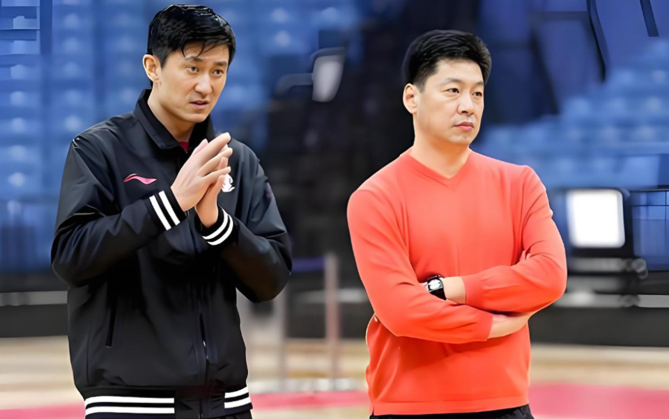 距离解禁还有3年！广东男篮传奇教头李春江现身东莞篮球中心现场观赛