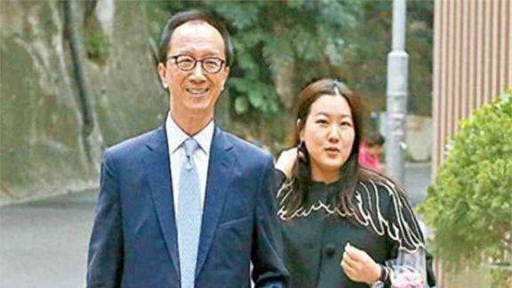 不顾反对执意嫁百亿富豪，儿子20岁丈夫已72岁，伏明霞真的幸福吗