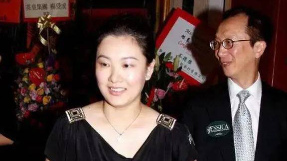 恩爱23年难敌残酷现实！73岁梁锦松明显苍老，47岁伏明霞仍娇艳如花