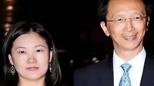 回顾伏明霞：不顾父母反对，24岁嫁50岁梁锦松，婚后五年生三胎