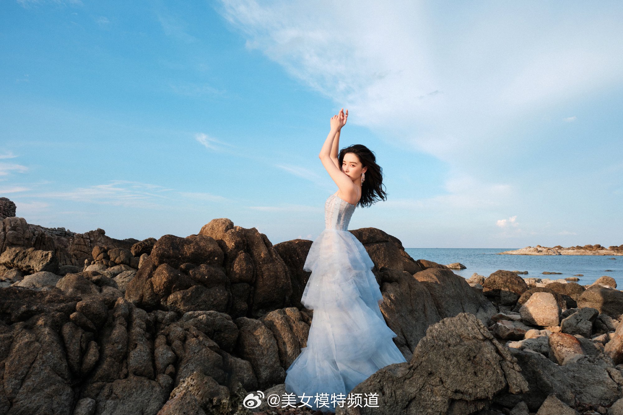 阚清子淡蓝抹胸纱裙