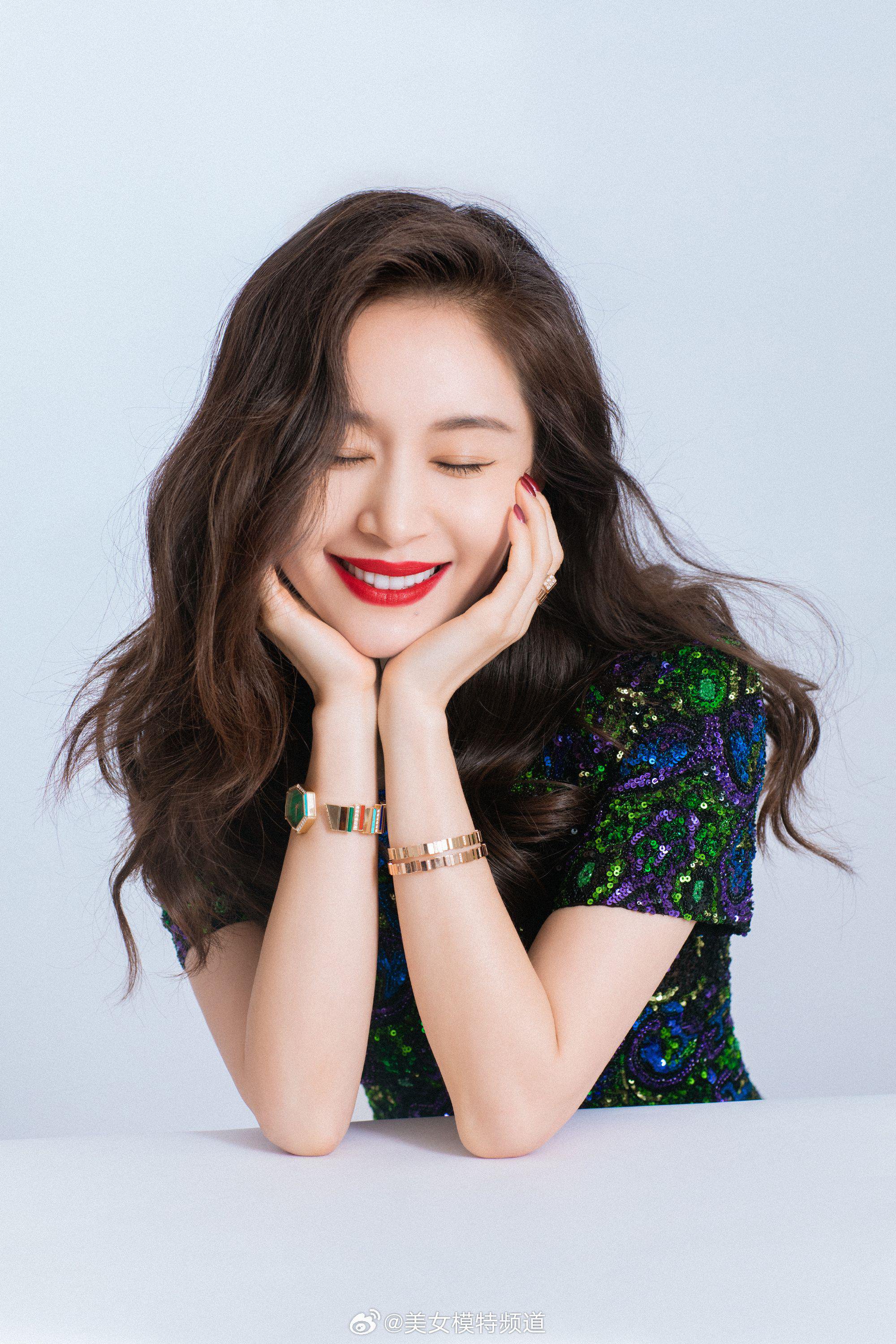 王子文卷发红唇热烈迷人