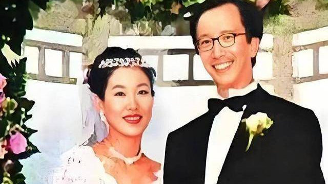 儿子刚满20岁，丈夫已是七旬长者，嫁给百亿富翁的伏明霞有后悔吗