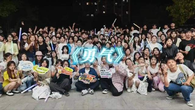 走进校园 我们18岁时候唱的歌，现在18岁的同学们居然都会唱