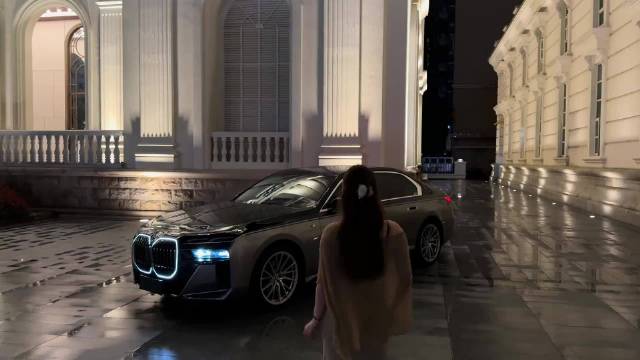 宝马7系春水映桃花广告语引热议