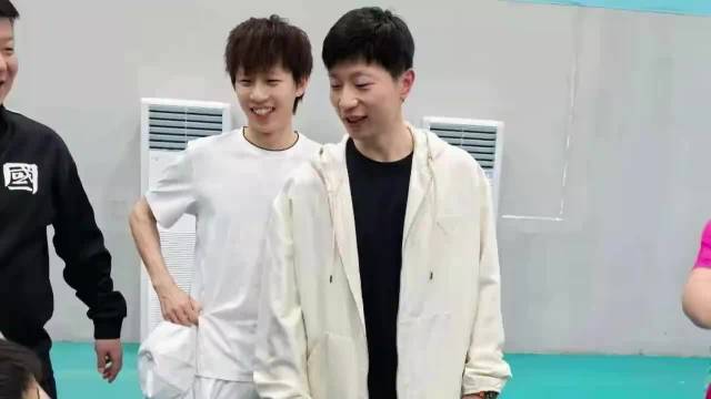 太帅了！马龙林高远同框亮相球馆引球迷尖叫，无愧国乒颜值担当