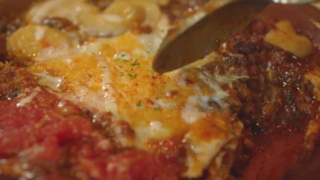 饥饿的午后，他在老式西餐馆里，收获了一份充满惊喜的饱足料理