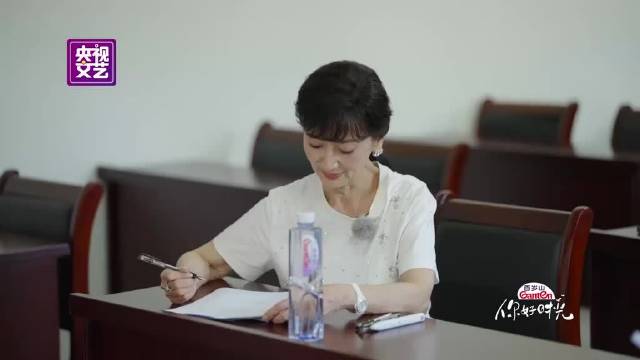 赵雅芝真人版勃然小怒  考场上撒贝宁“交头接耳”，助教老师赵雅芝“勃然小怒”让他好好答题，结果小撒神回复敬您一杯雄黄酒