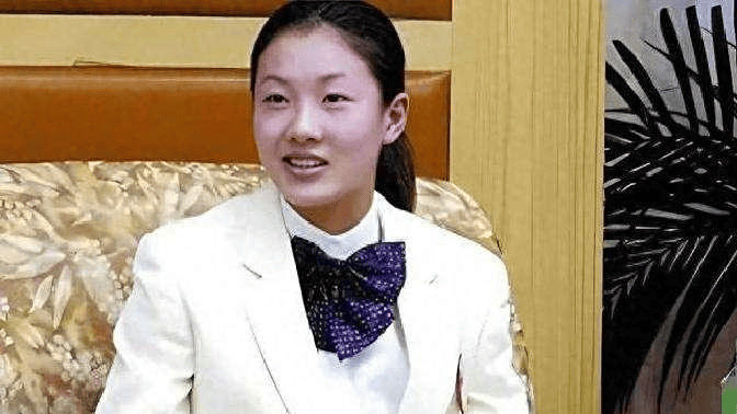 伏明霞做梦也没想到，和梁锦松生的23岁大女儿，已开始为她争光了！