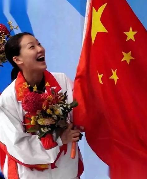 恩爱24年逃不过现实！74岁梁锦松衰老明显，48岁伏明霞依旧貌美