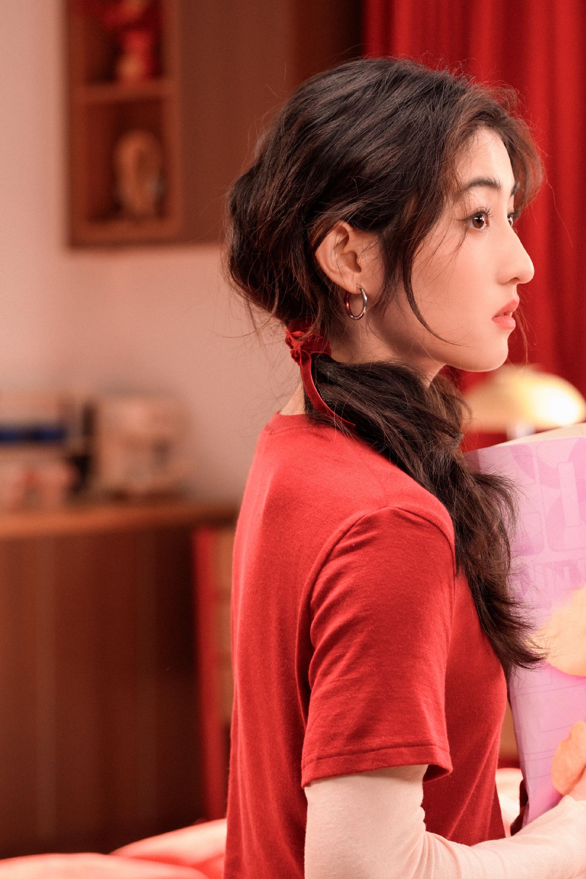 张子枫羊毛卷双马尾造型