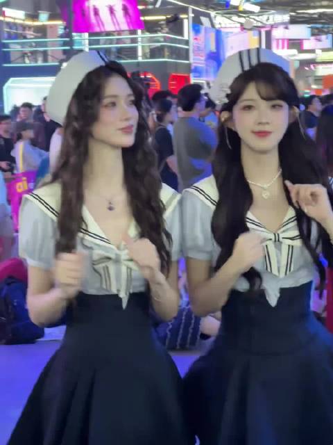 Chinajoy小模特首日工作意外撞倒汪东城