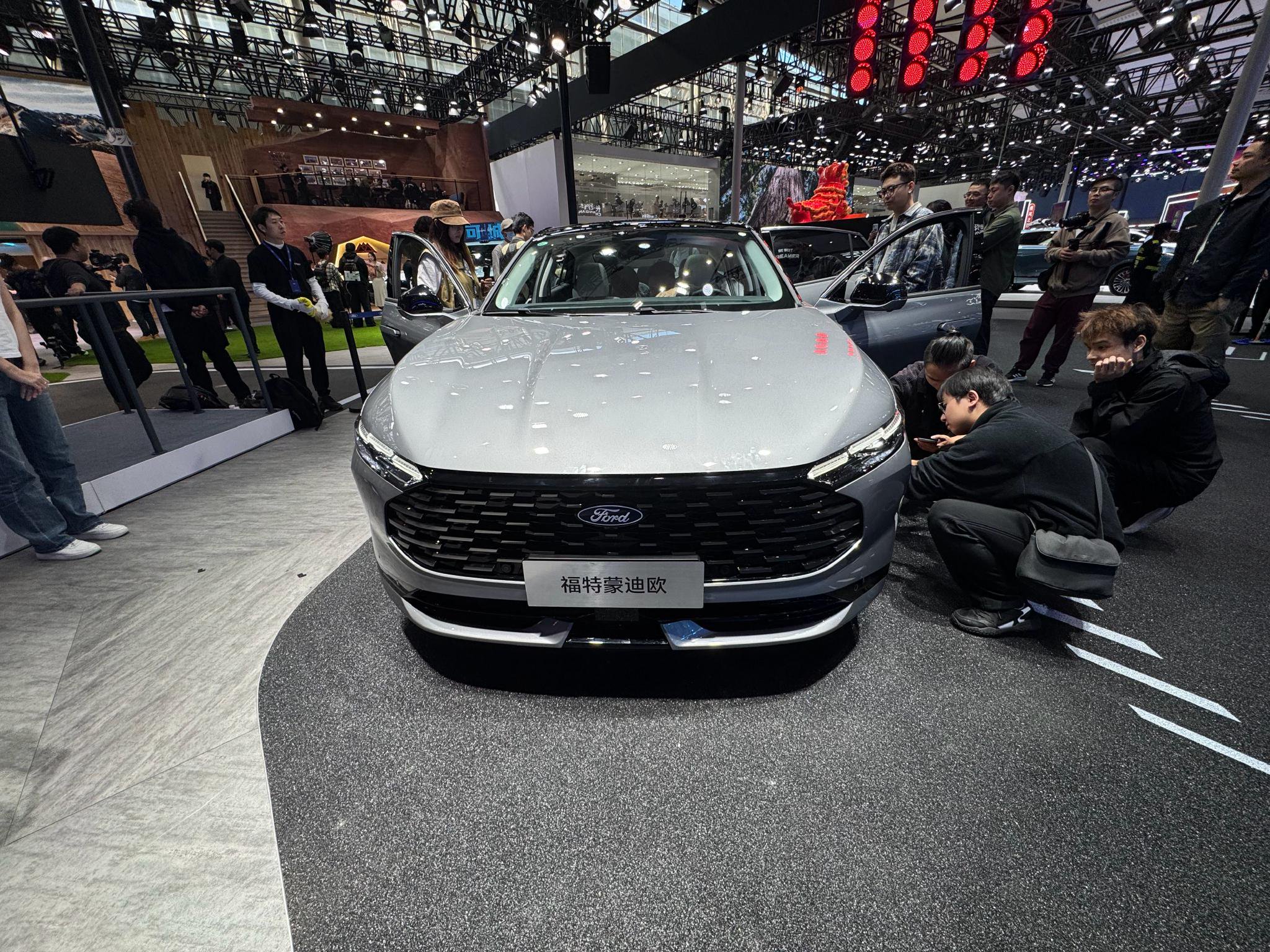 2025款福特蒙迪欧亮相广州车展，搭载8155芯片与AI大模型