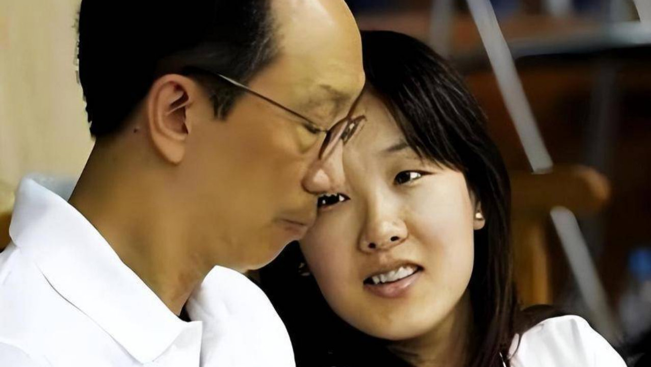 恩爱23年难敌残酷现实！73岁梁锦松已衰老，47岁伏明霞仍美丽动人