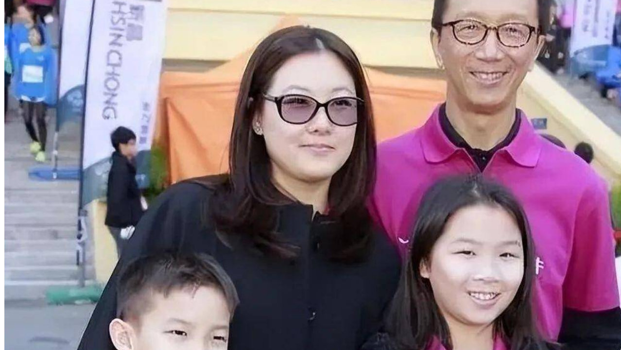 恩爱23年难敌残酷现实，73岁梁锦松苍老显现，47岁伏明霞依旧貌美如花