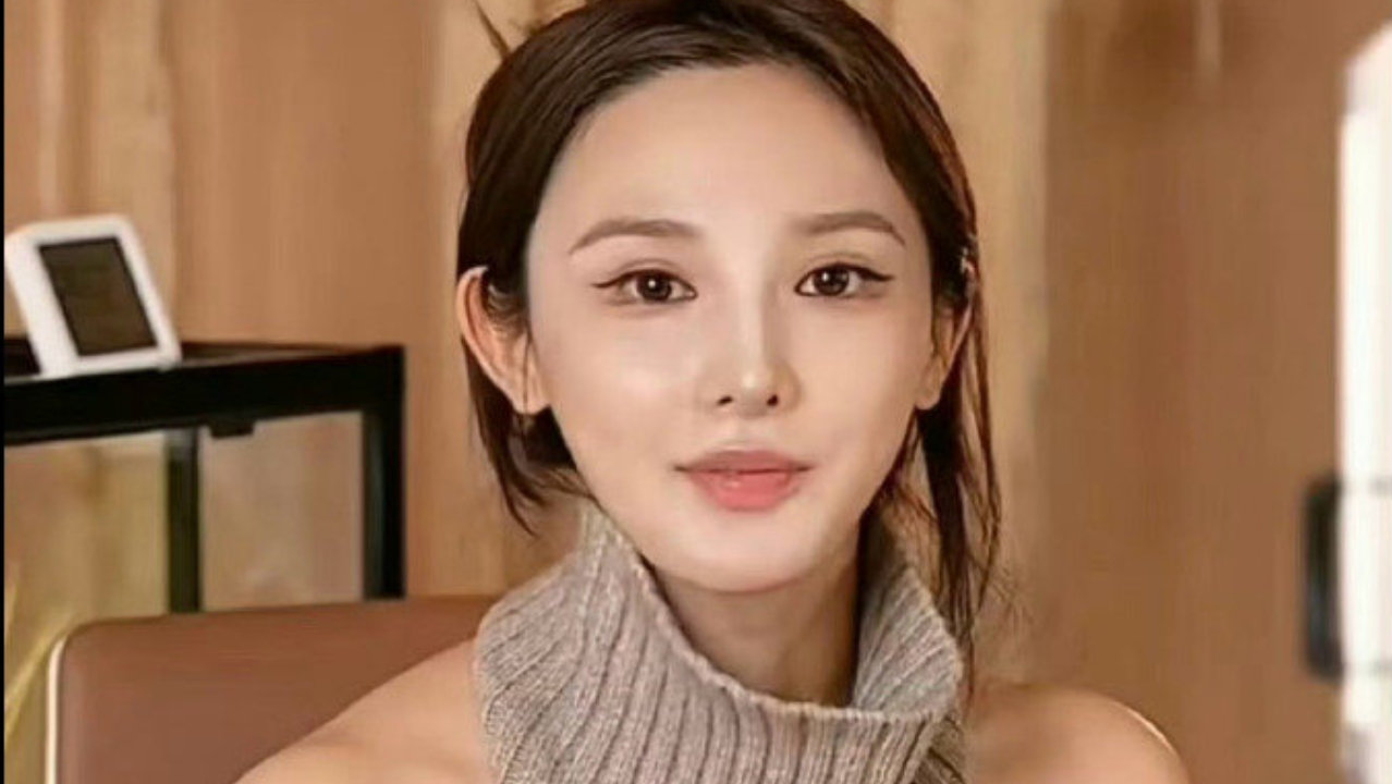 演员彭小苒直播穿的衣服引热议，网友留言提醒：“小心走光”