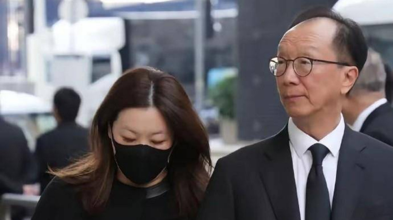 恩爱23年逃不过现实！73岁梁锦松老态明显，47岁伏明霞依旧嫩如少女