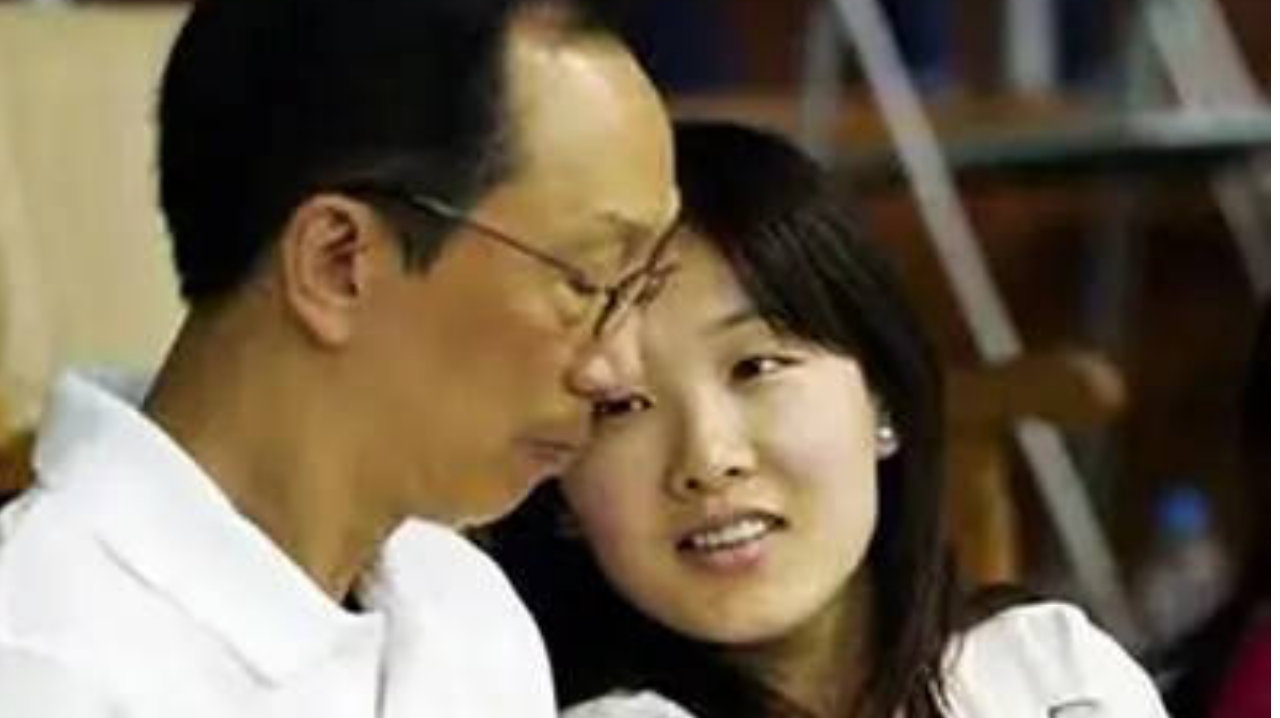 恩爱23年抵不过残酷现实！73岁梁锦松明显衰老，47岁伏明霞仍貌美如花