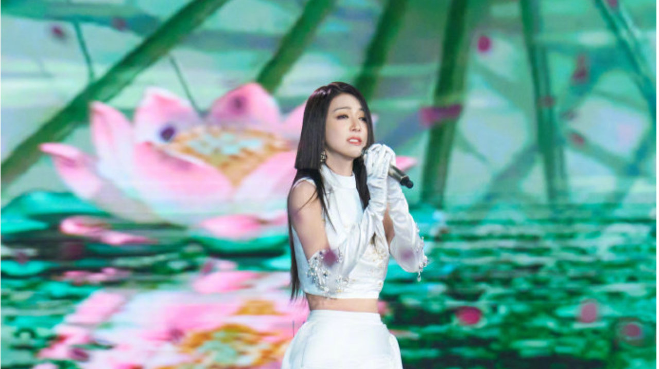 薛凯琪元宵晚会造型太清凉，现场冻到发抖，沈梦辰立马为她披衣服