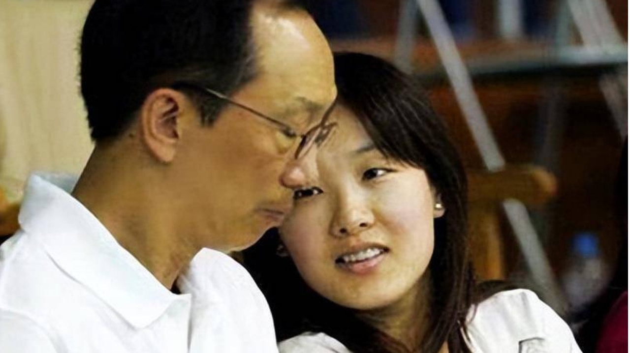 恩爱23年敌不过现实，73岁梁锦松明显衰老，47岁伏明霞仍艳压群芳