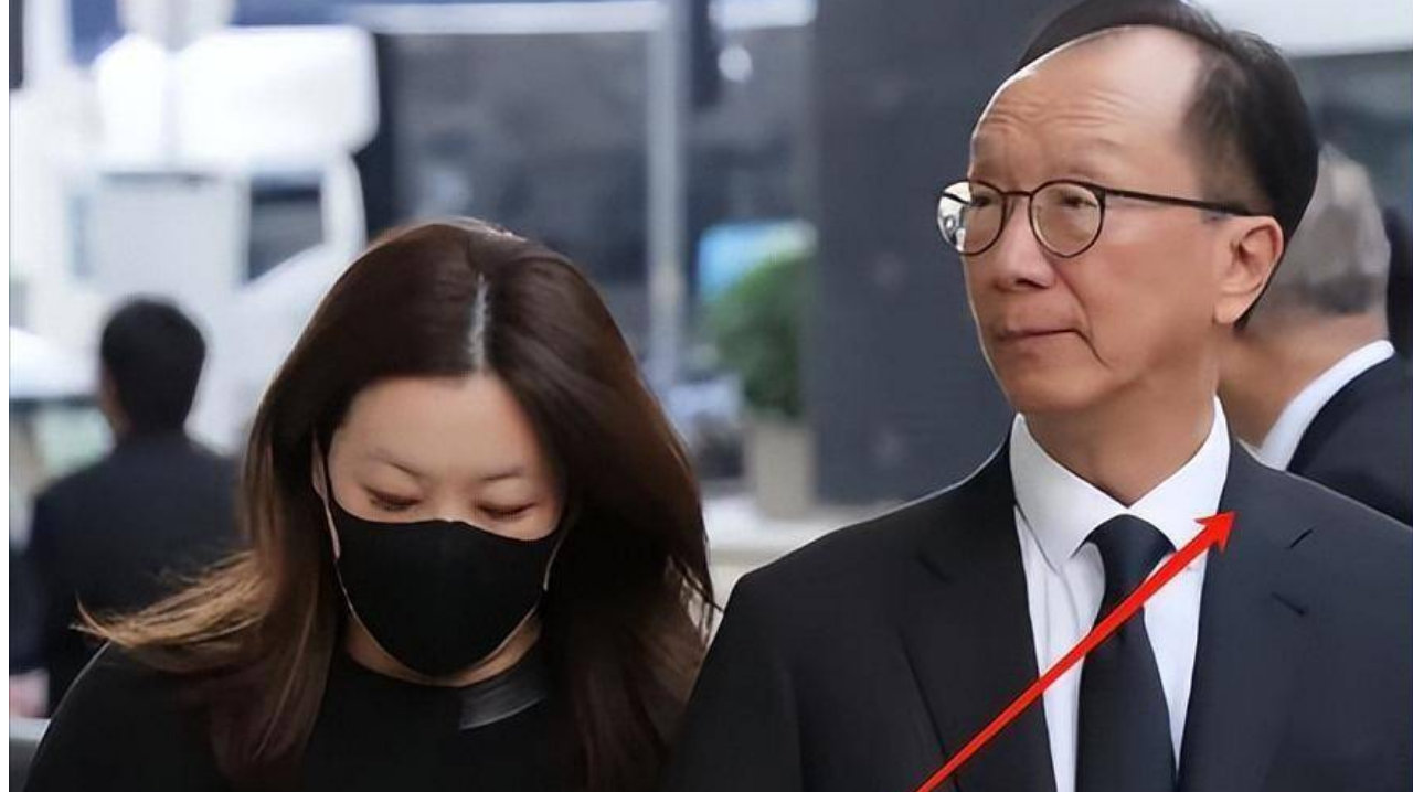 恩爱23年敌不过现实，73岁梁锦松逐渐衰老，47岁伏明霞依然貌美如花