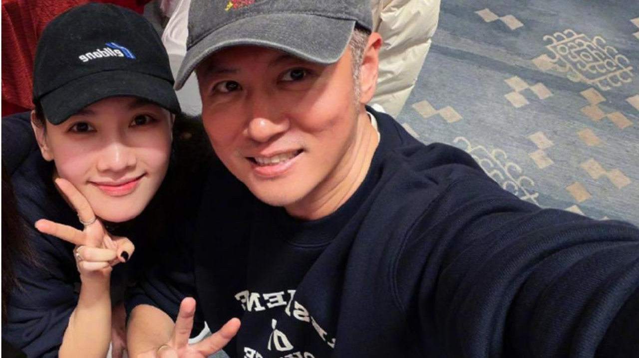 偶遇46岁任重携妻女澳洲度假,戴婚戒晒幸福！