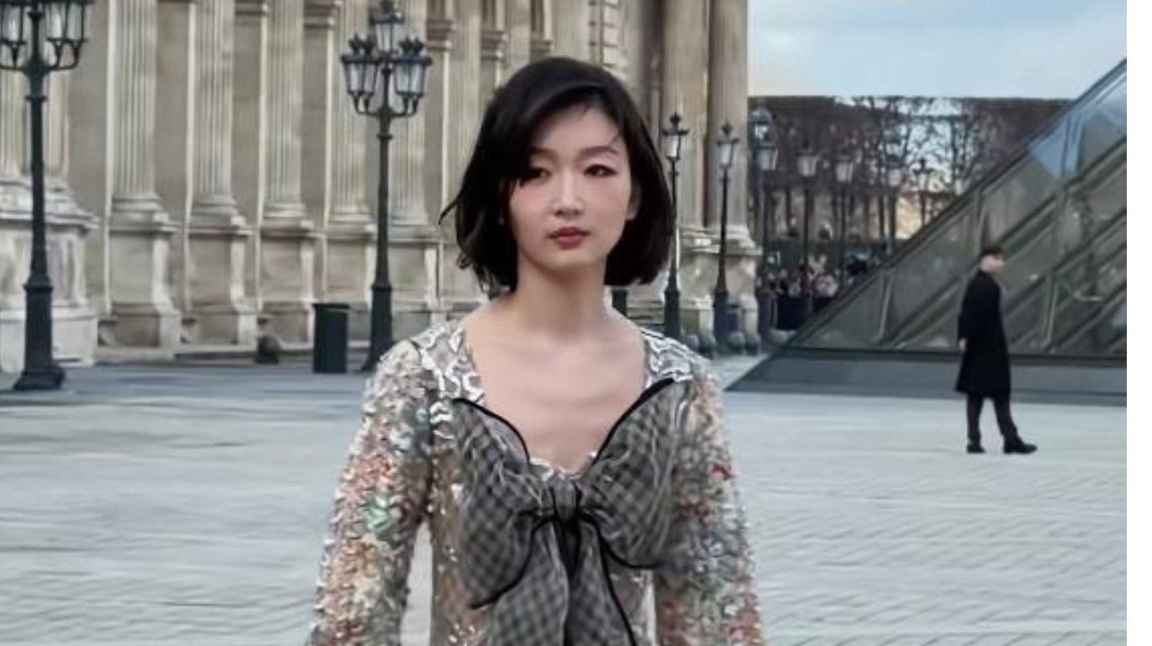 周冬雨巴黎时装周美爆了！换发型俏皮可爱，穿亮片长裙走路似流动星河