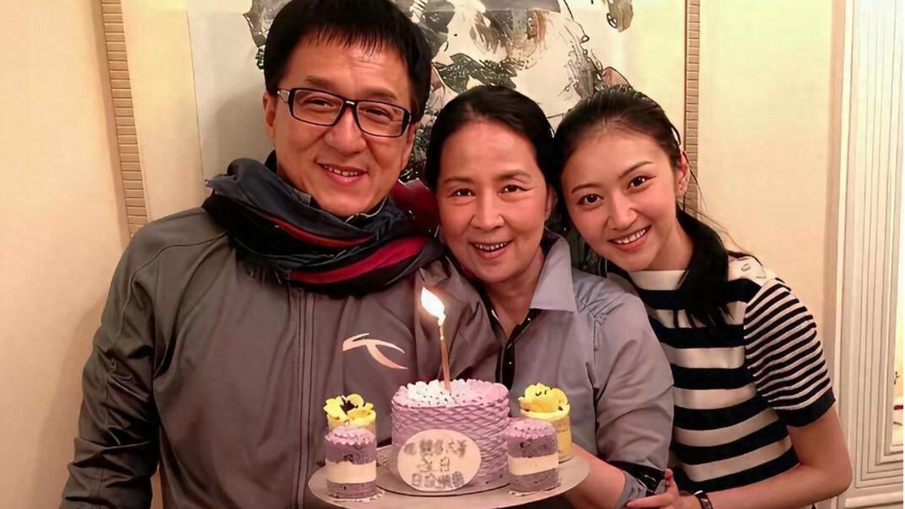 72岁林凤娇与成龙庆生旧照刷屏！景甜罕见现身家宴同框