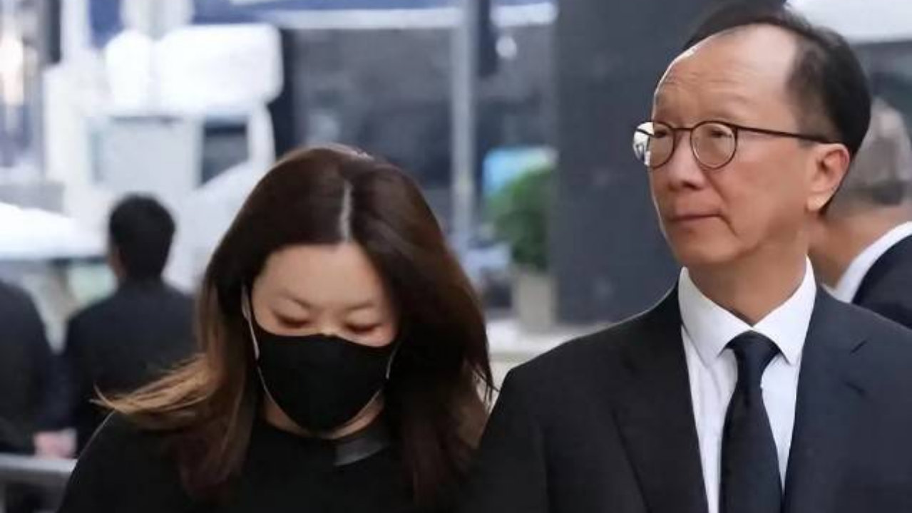 恩爱23年难敌现实！73岁梁锦松明显衰老，47岁伏明霞仍美若天仙