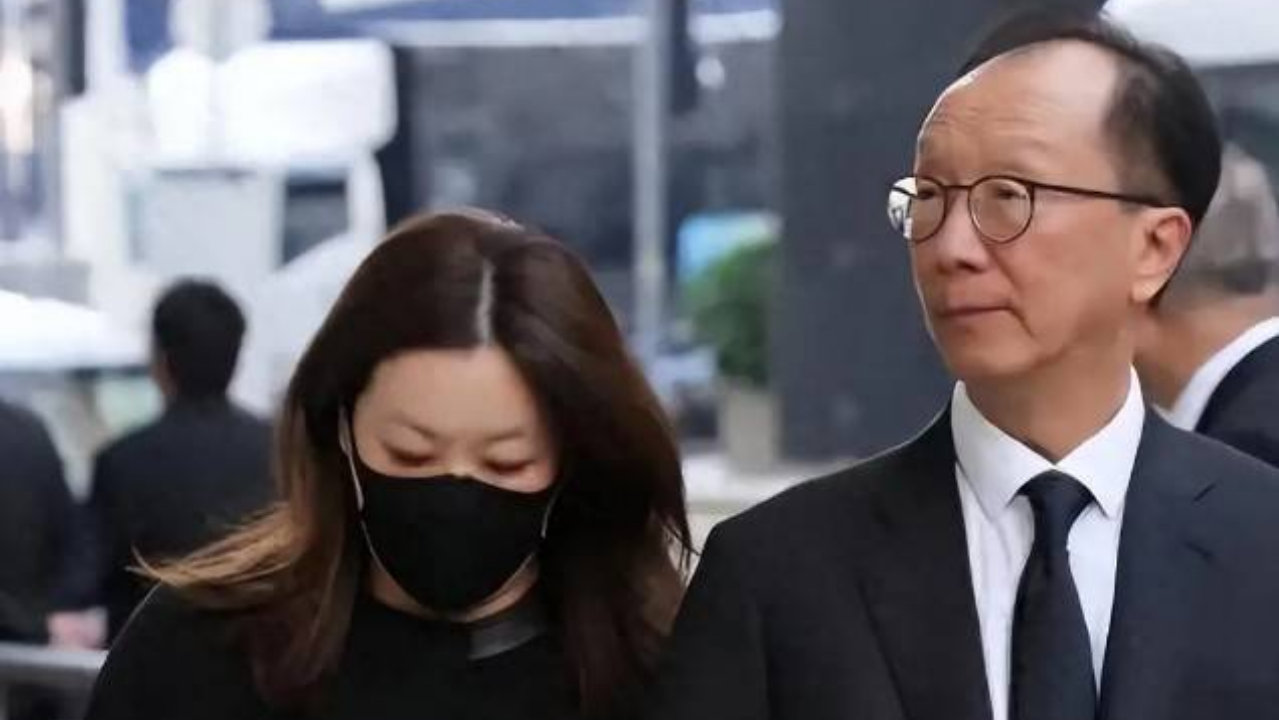 恩爱24年逃不过现实！74岁梁锦松衰老明显，48岁伏明霞依旧貌美如花