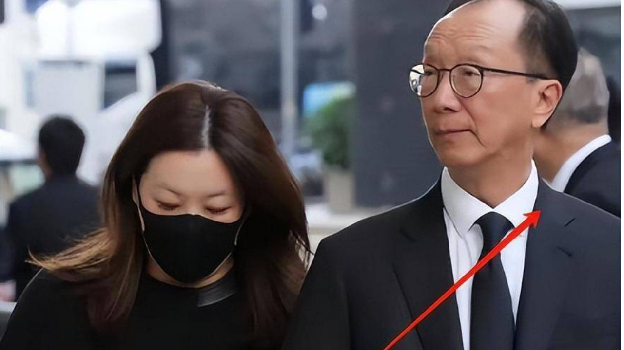 恩爱23年抵不过残酷现实！73岁梁锦松衰老憔悴，47岁伏明霞仍楚楚动人