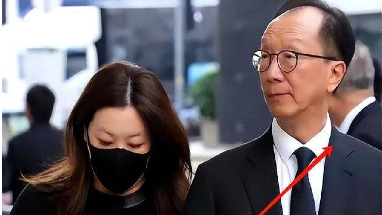 恩爱23年抵不过残酷现实！73岁梁锦松明显苍老，47岁伏明霞仍嫩如少女