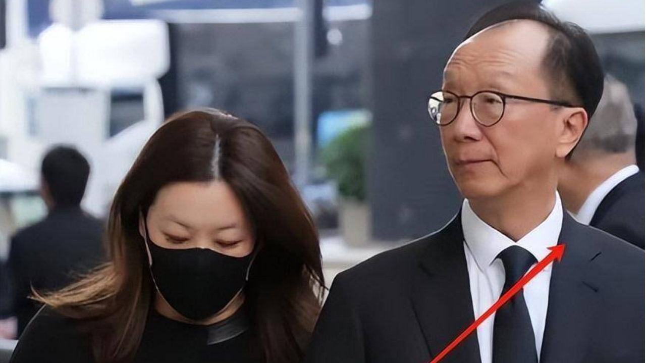 相爱23年难敌冰冷现实，73岁梁锦松衰老明显，47岁伏明霞仍楚楚动人