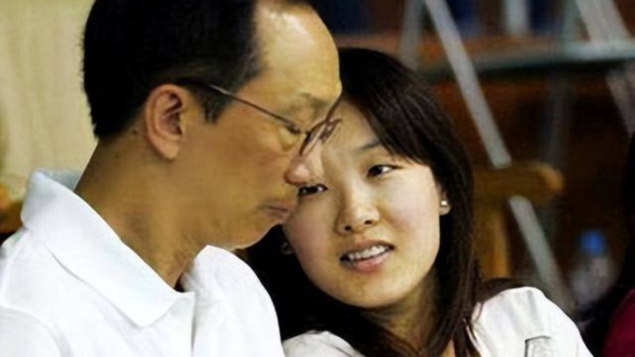 恩爱23年难敌残酷现实，73岁梁锦松明显衰老，47岁伏明霞依旧嫩如少女