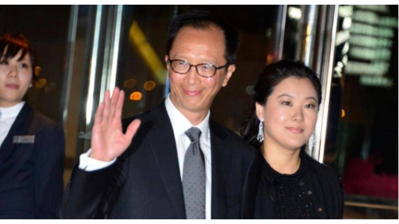 恩爱23年逃不过残酷现实，73岁梁锦松明显衰老，47岁伏明霞仍楚楚动人