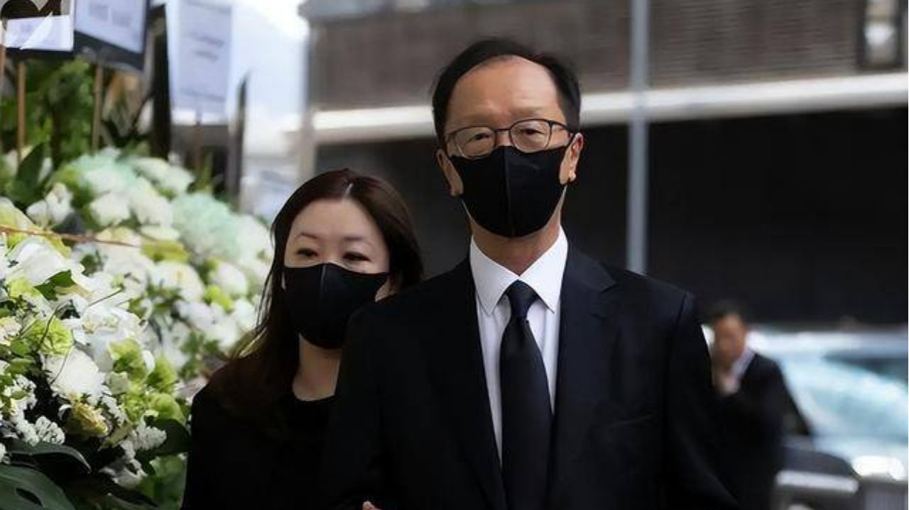 恩爱23年难敌岁月无情！73岁梁锦松老态毕现，47岁伏明霞依旧嫩如少女