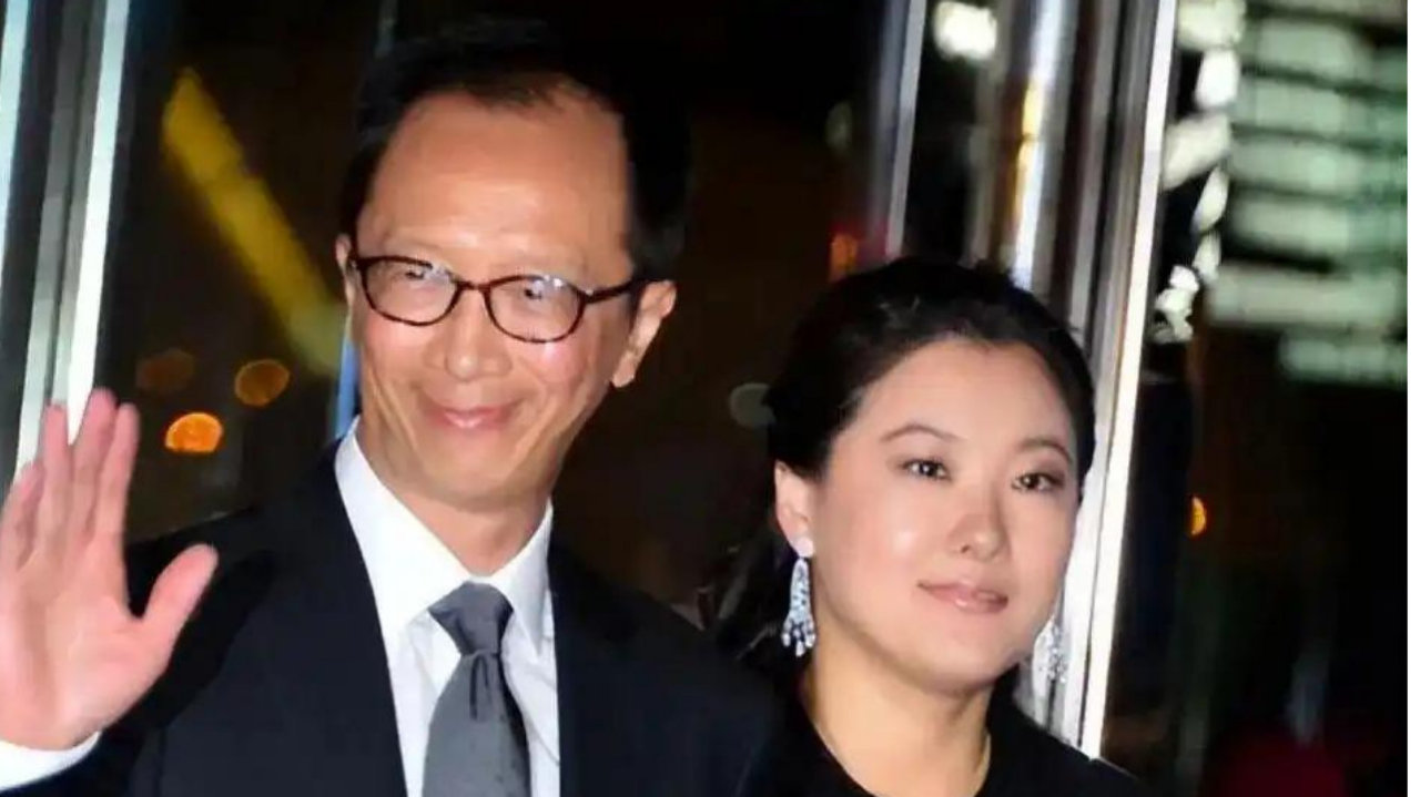 曝婚变！老夫少妻的“残酷现实”，在梁锦松和伏明霞身上展现无遗