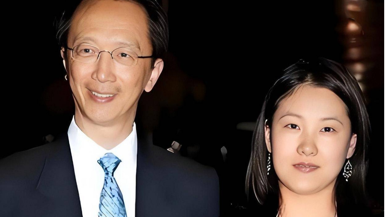 从跳水皇后到豪门太太，儿子刚满20梁锦松已73，伏明霞真的不后悔？