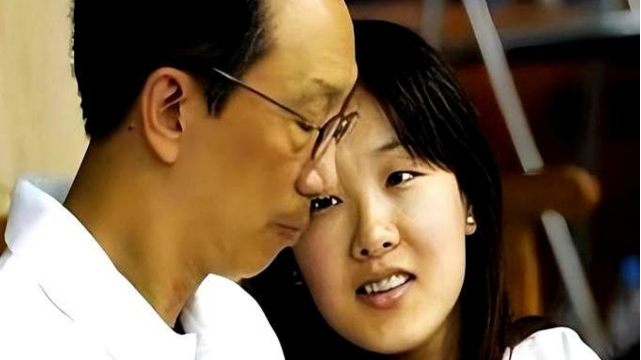 相爱23年难掩残酷现实！73岁梁锦松愈显苍老，47岁伏明霞依然妩媚