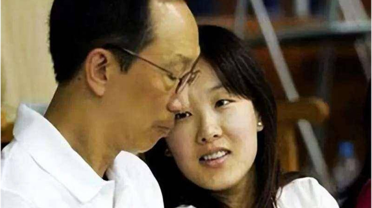 恩爱23年难敌现实！73岁梁锦松逐渐老去，47岁伏明霞依然美丽动人