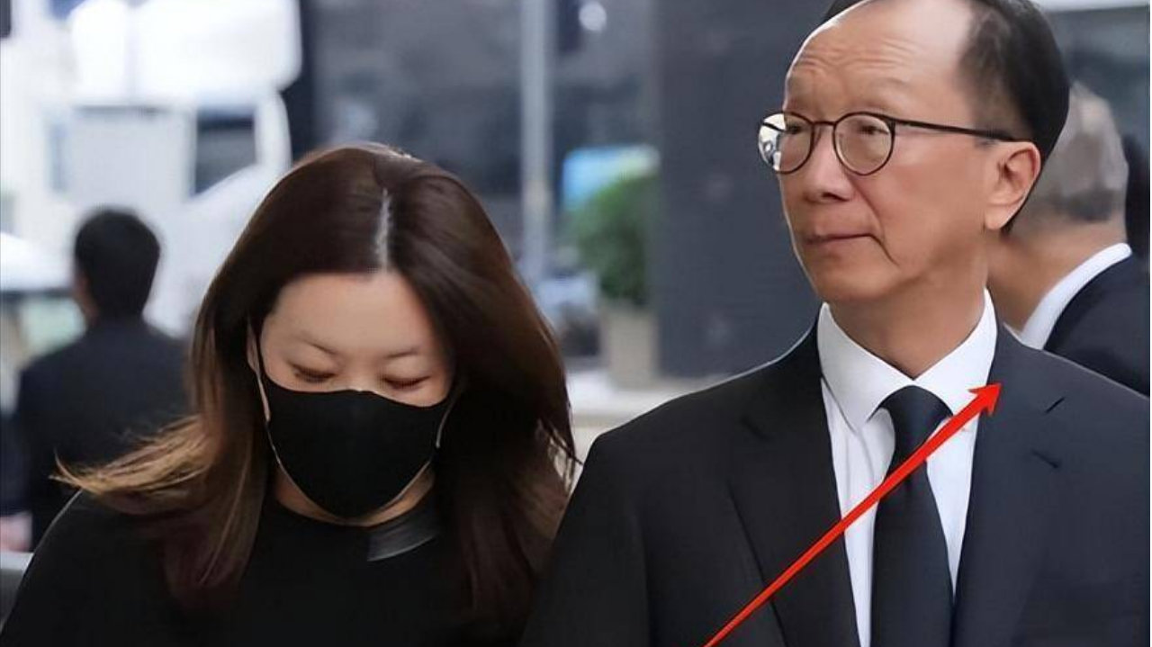 恩爱了23年难敌现实！47岁伏明霞风韵犹存，73岁梁锦松却明显衰老