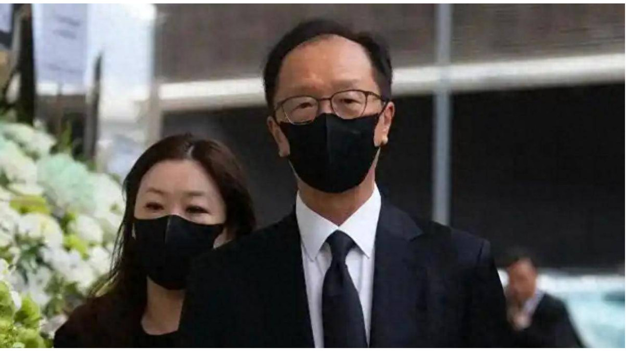 恩爱23年逃不过现实！73岁梁锦松衰老明显，47岁伏明霞依然嫩如少女