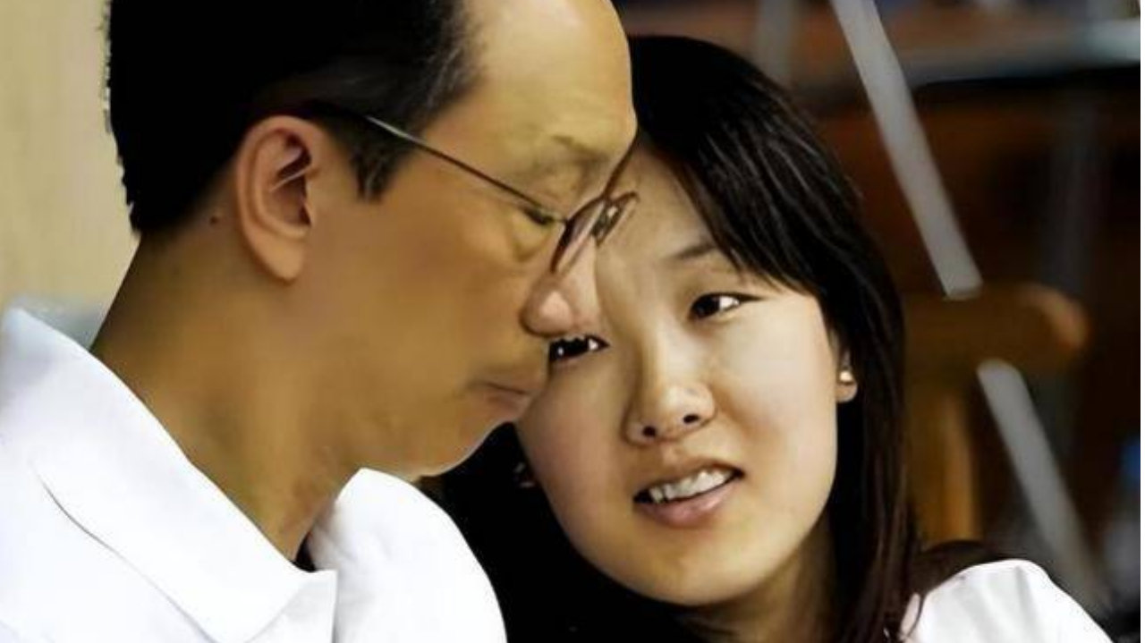 恩爱23年难敌现实！73岁梁锦松已衰老憔悴，47岁伏明霞仍貌美如花