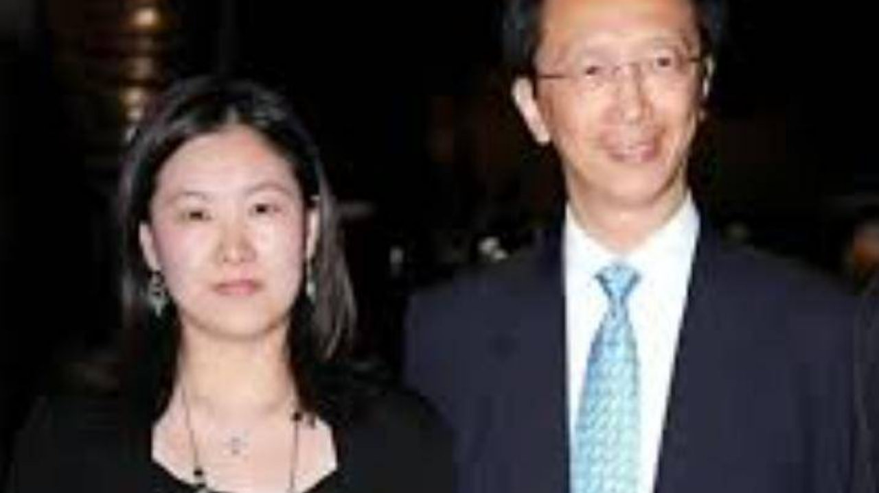 恩爱23年难敌现实！73岁梁锦松明显衰老，47岁伏明霞仍嫩如少女