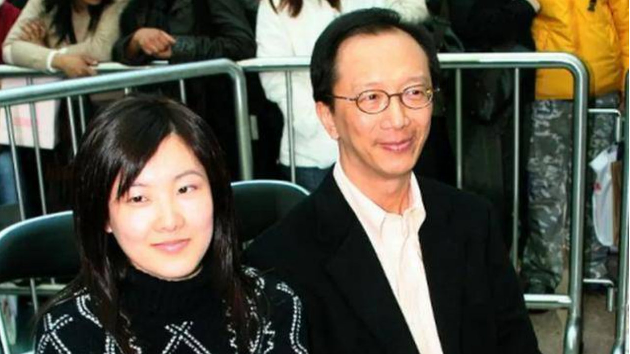 恩爱23年难敌残酷现实！73岁梁锦松衰老明显，47岁伏明霞仍美艳动人