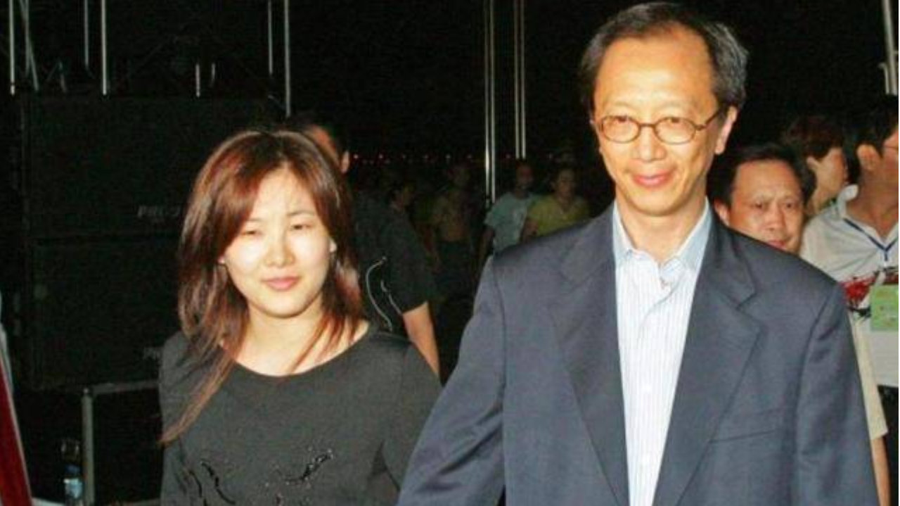 恩爱23年敌不过现实！73岁梁锦松已衰老，47岁伏明霞依旧妩媚动人