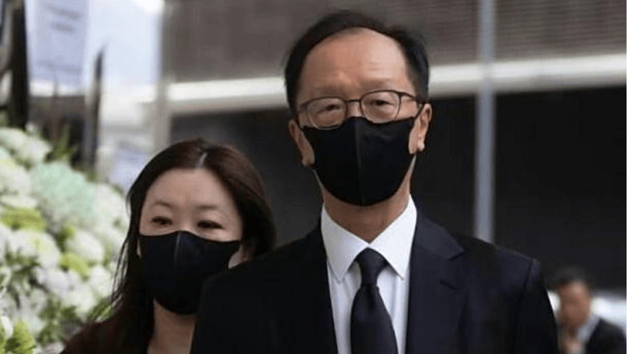 恩爱24年抵不过现实！73岁梁锦松衰老憔悴，47岁伏明霞仍美艳动人