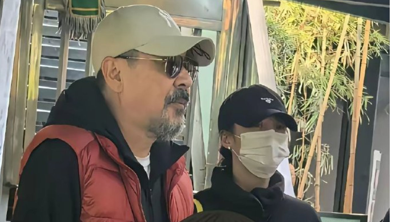 陈建斌回重庆丈母娘家，白须驼背苍老好多，蒋勤勤素颜眉眼优越